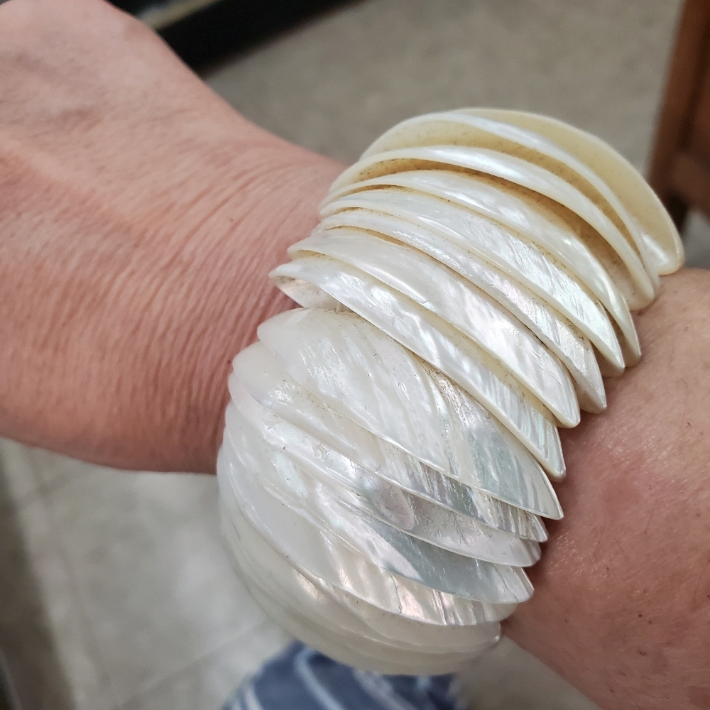 Mother of oearl stretch bracelet